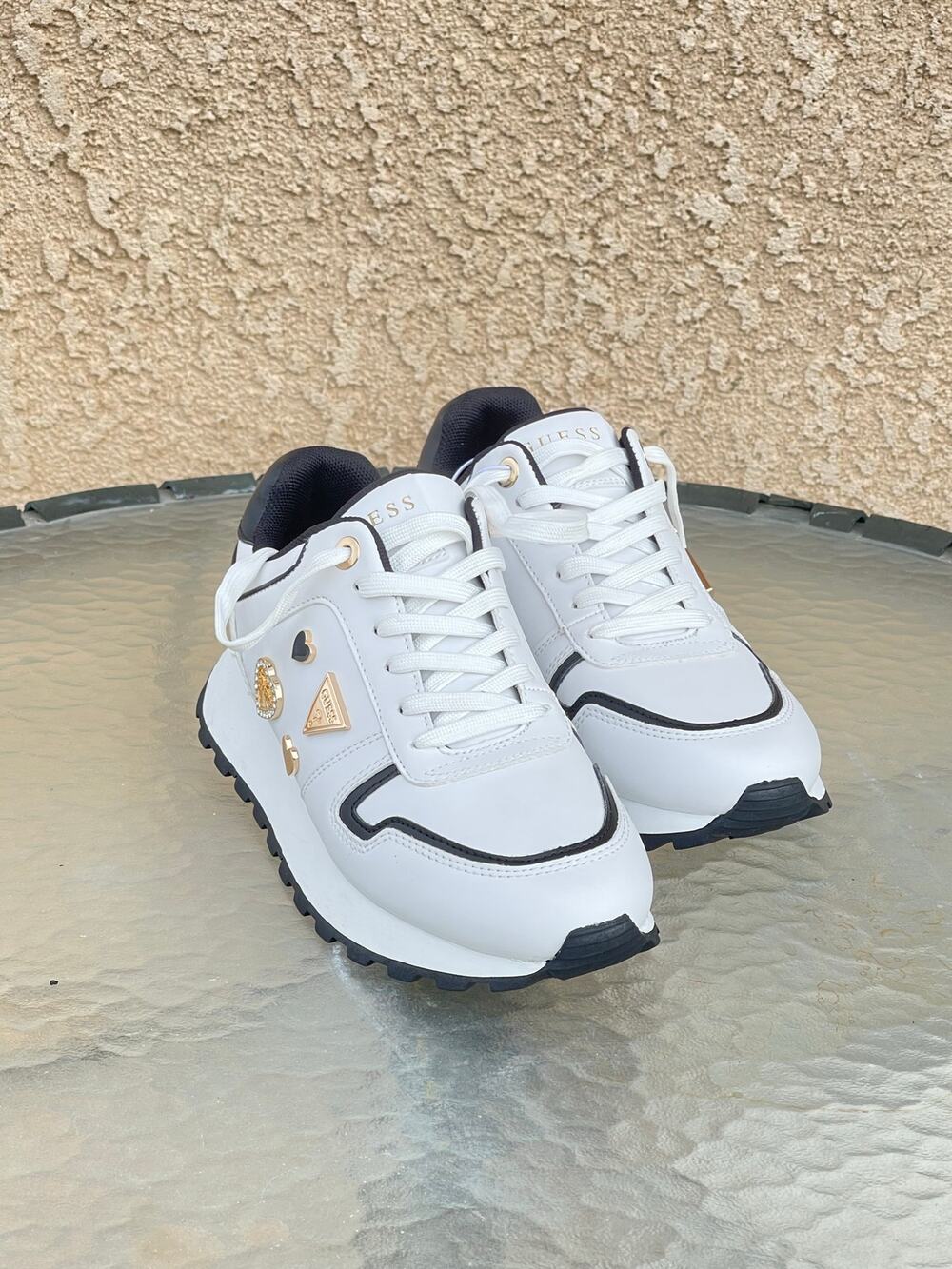 New Guess WGLADAY Sneakers Size 8